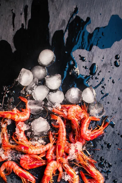 Gamberetti crudi con ghiaccio ov — Foto Stock
