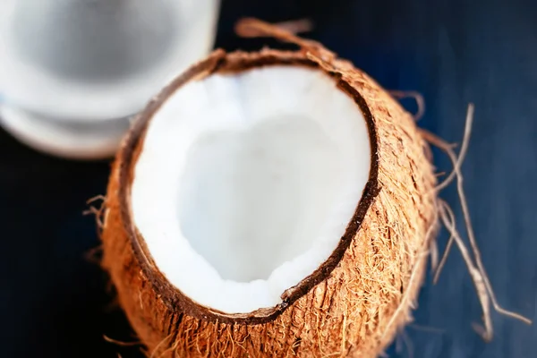 El primer plano del coco con la leche — Foto de Stock