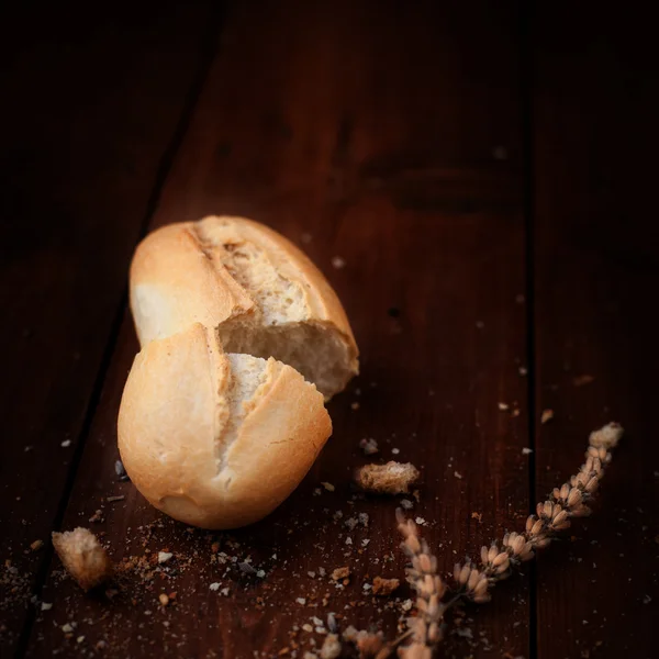 Pão na mesa de madeira — Fotografia de Stock