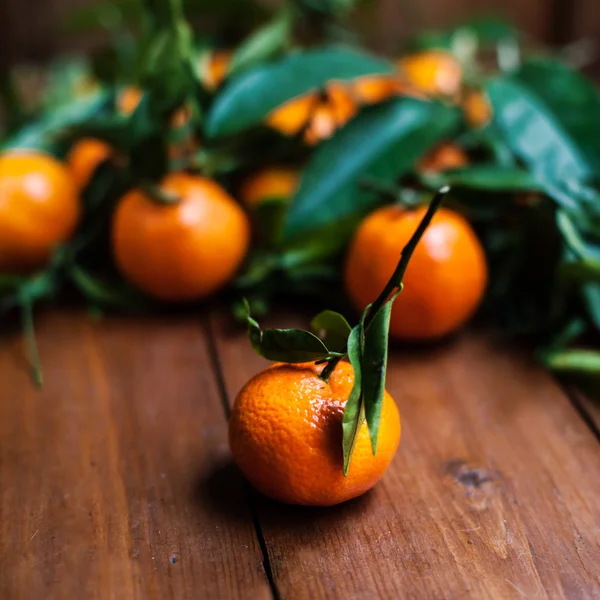Mandarini su tavolo di legno — Foto Stock