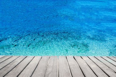 Mavi deniz suyu ve ahşap Teras
