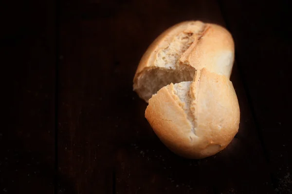 Pão sobre fundo marrom escuro com cópia spac — Fotografia de Stock