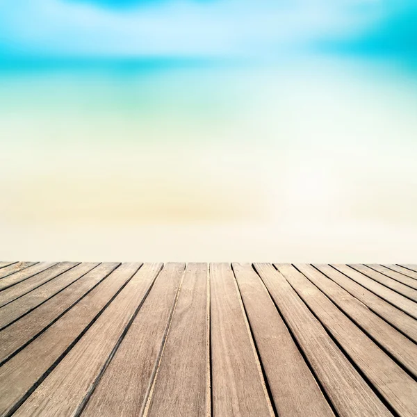 Пляж і тропічне море. Блакитна вода і дерев'яна тераса. Анотація — стокове фото
