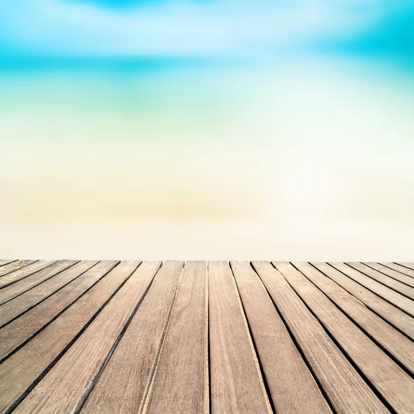 Plage et mer tropicale. Eau bleue et terrasse en bois. Résumé — Photo