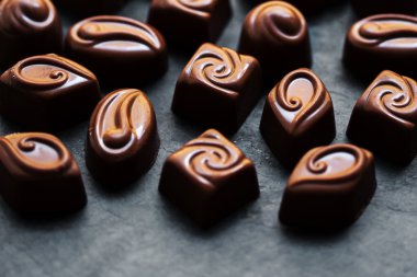 Çikolata arka plan. Koyu çikolata şeker. Pralin tatlılar