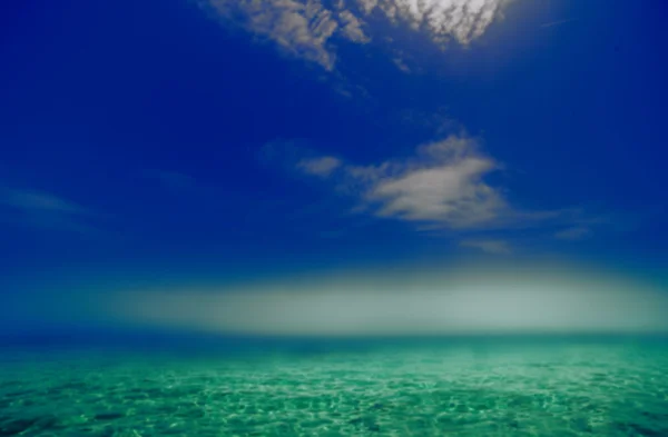 Анотація Розмите блакитне море і фонова група — стокове фото