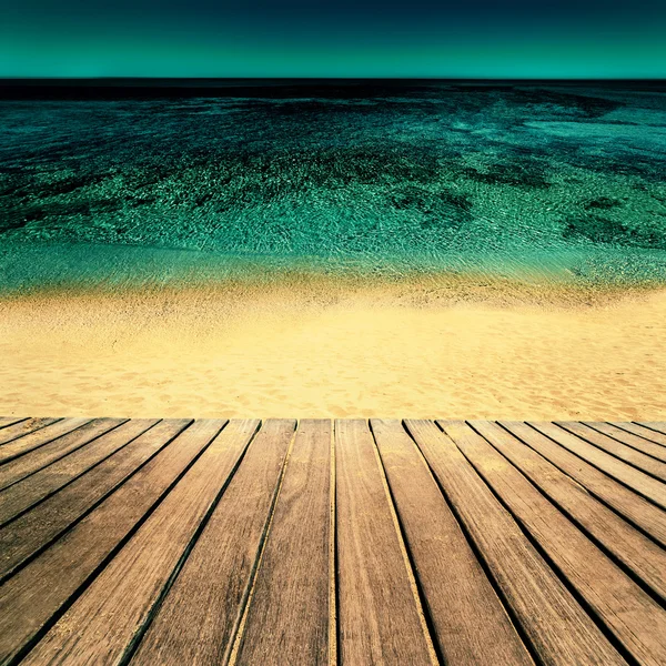 Playa y mar tropical. Agua de mar azul y terraza de madera. Summe — Foto de Stock