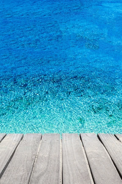 Spiaggia e mare tropicale. Acqua di mare blu e legno — Foto Stock