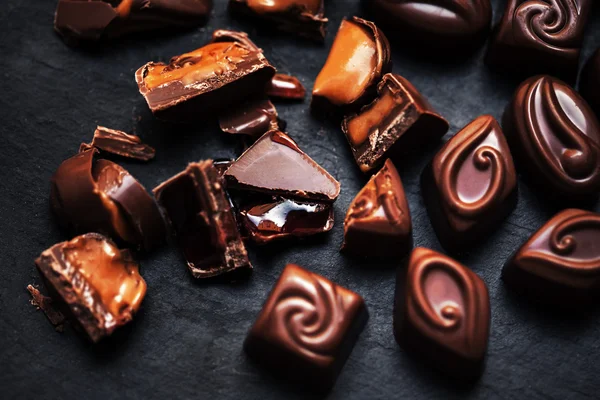 Шоколадні цукерки солодкий шпалери - колекція солодкі страви. Темні Чо — стокове фото