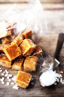 Tuzlu karamel parçaları ve deniz tuzu yakın.