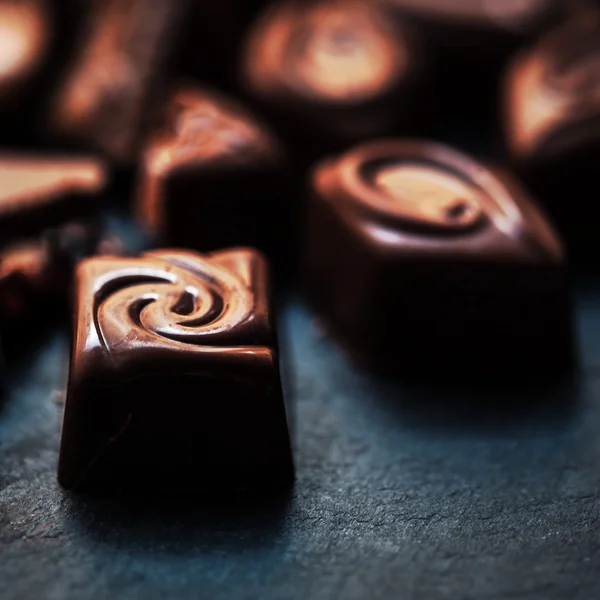 Шоколадні цукерки Солодкі шпалери у високій роздільній здатності. Темна чокола — стокове фото