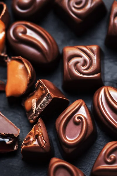 Chocolade op zwarte achtergrond. Chocolade snoep, cacao. Assortm — Stockfoto