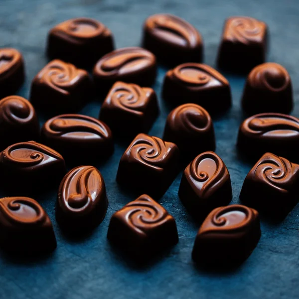 Σοκολάτα καραμέλα γλυκό ταπετσαρία σε υψηλή ανάλυση. Σκούρο σοκολά — Φωτογραφία Αρχείου