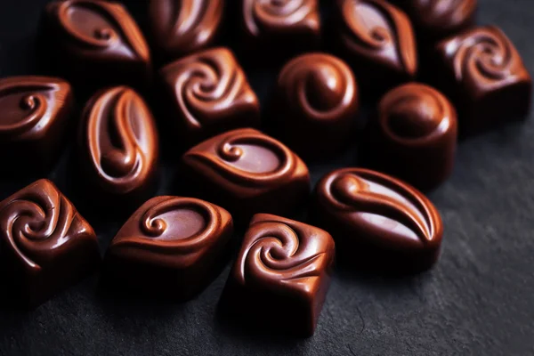 Čokoládové bonbóny Sweet tapety ve vysokém rozlišení. Tmavá čokoláda zásobníku, chipsy a prášek. Sada kolekce cukroví. — Stock fotografie