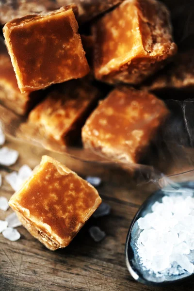 Słodkie Cukierki karmelowe. Solone Karmel kawałki i sól morska, Zamknij — Zdjęcie stockowe