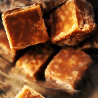 Tuzlu karamel parçalar ve deniz tuzu