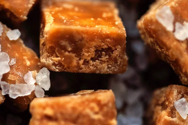 Gezouten karamel stukken en zeezout — Stockfoto