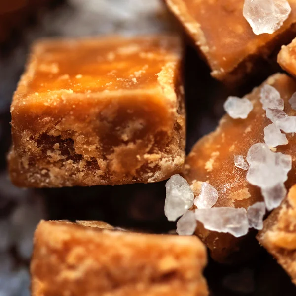 Trozos de caramelo salado y sal marina —  Fotos de Stock