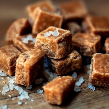 Tuzlu karamel parçalar ve deniz tuzu