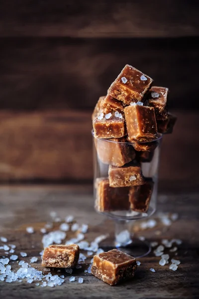 Pezzi di caramello salato e sale marino — Foto Stock