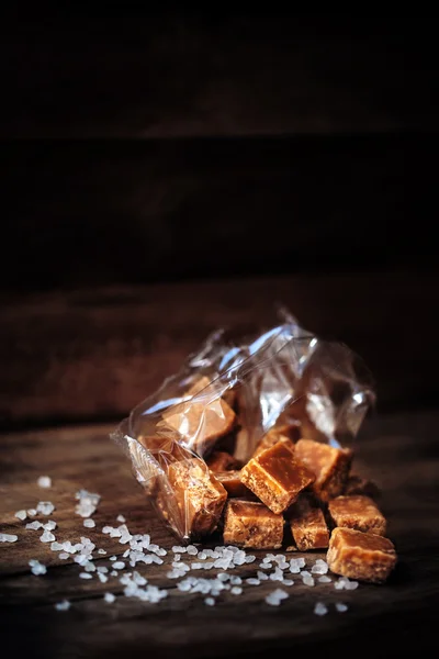 Pedaços de caramelo salgado e sal marinho — Fotografia de Stock