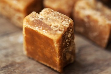 Tuzlu karamel parçalar ve deniz tuzu 