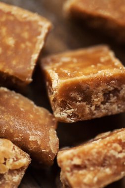 Tuzlu karamel parçalar ve deniz tuzu