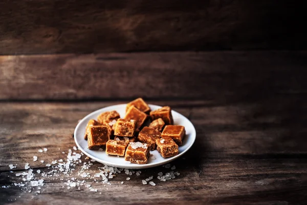 Saltade sockerkulör bitar och havssalt — Stockfoto