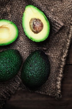 Rustik masada yarıya avokado.
