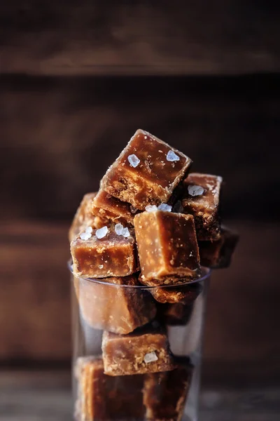 Gezouten karamel stukken en zeezout — Stockfoto