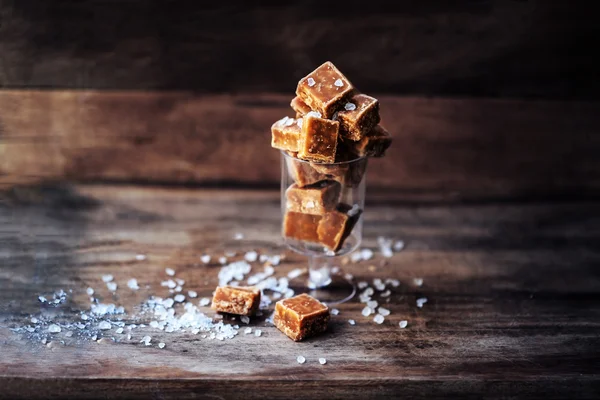 Saltade sockerkulör bitar och havssalt — Stockfoto