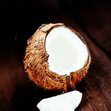 Koyu arka plan üzerine Hindistan cevizi