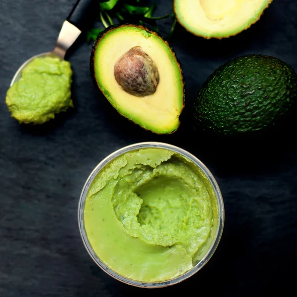 Gehalveerde avocado's en pasta — Stockfoto