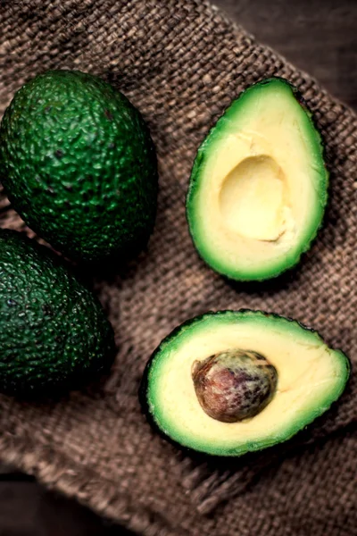 Verse avocado's op een rustieke tafel — Stockfoto