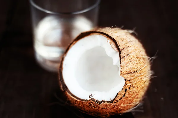 Coco fresco sobre fondo de madera — Foto de Stock