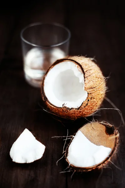 Свежий кокос на деревянном фоне — стоковое фото