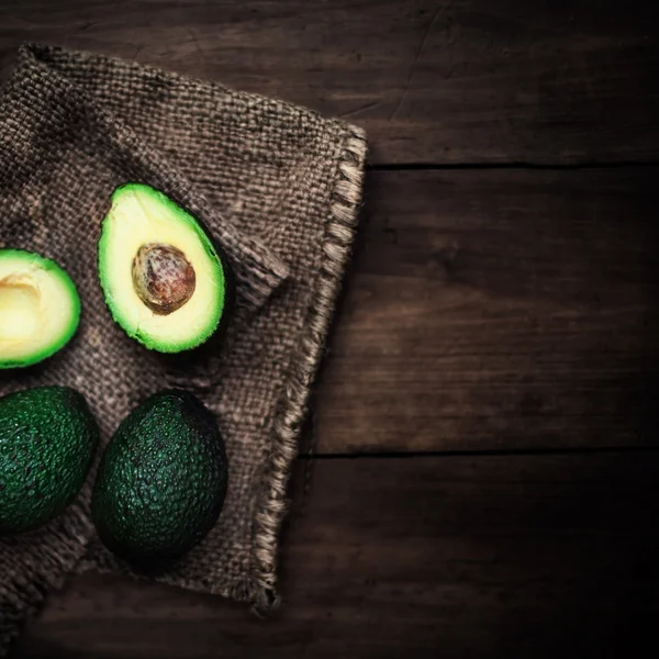 Verse avocado's op een rustieke tafel — Stockfoto