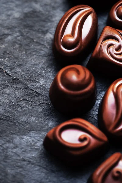 黒の背景上に高級チョコレート — ストック写真