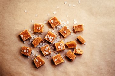 Tatlı karamel şekerler