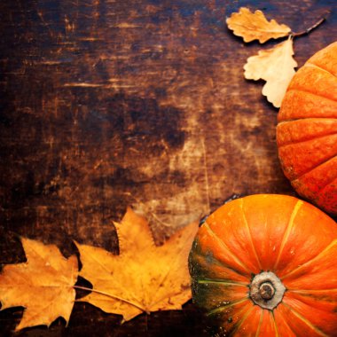 Ahşap masa üzerinde sonbahar kabaklar, 