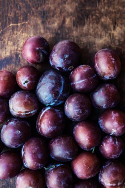 Koyu ahşap doku üzerinde taze Erik