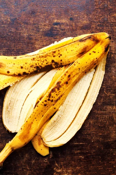 Гнилая спелая банановая кожура — стоковое фото