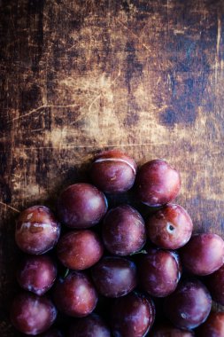 Koyu ahşap üzerine taze Erik 