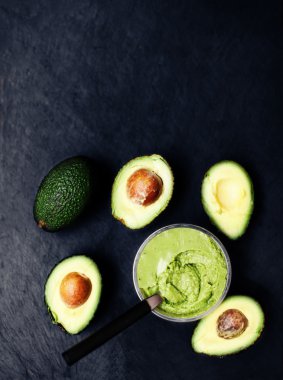 Yarıya avokado. Guacamole. 
