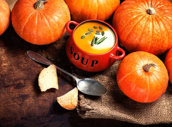 Zuppa di zucca con zucche fresche — Foto Stock