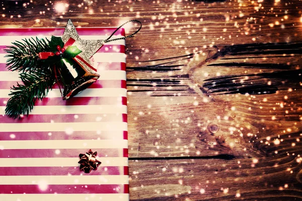 Regalo de Navidad envuelto en papel rojo — Foto de Stock