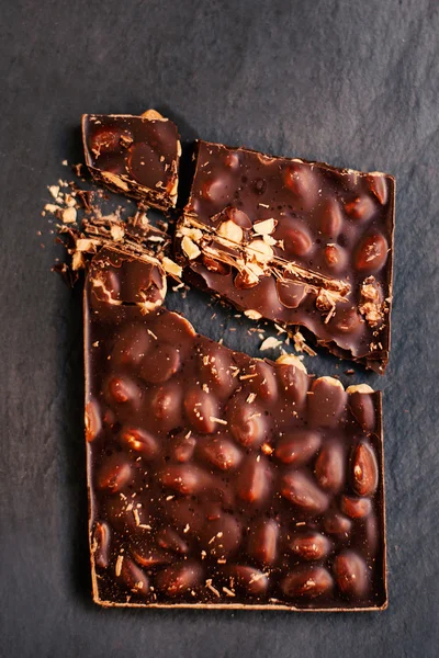Μπάρα σοκολάτας πάνω από το μαύρο — Φωτογραφία Αρχείου