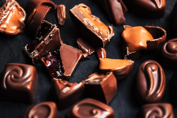 Heerlijke chocolade snoepjes achtergrond. — Stockfoto