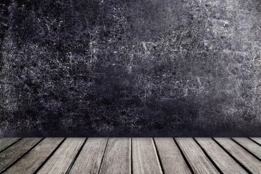  Tablo önünde siyah yazı tahtası
