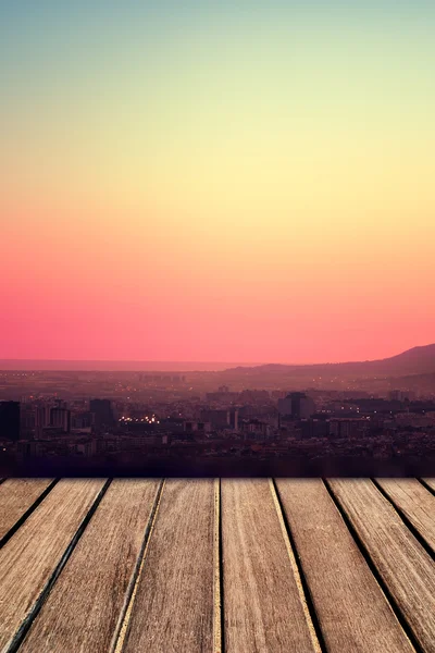 Mesa frente a la ciudad durante el atardecer  . — Foto de Stock